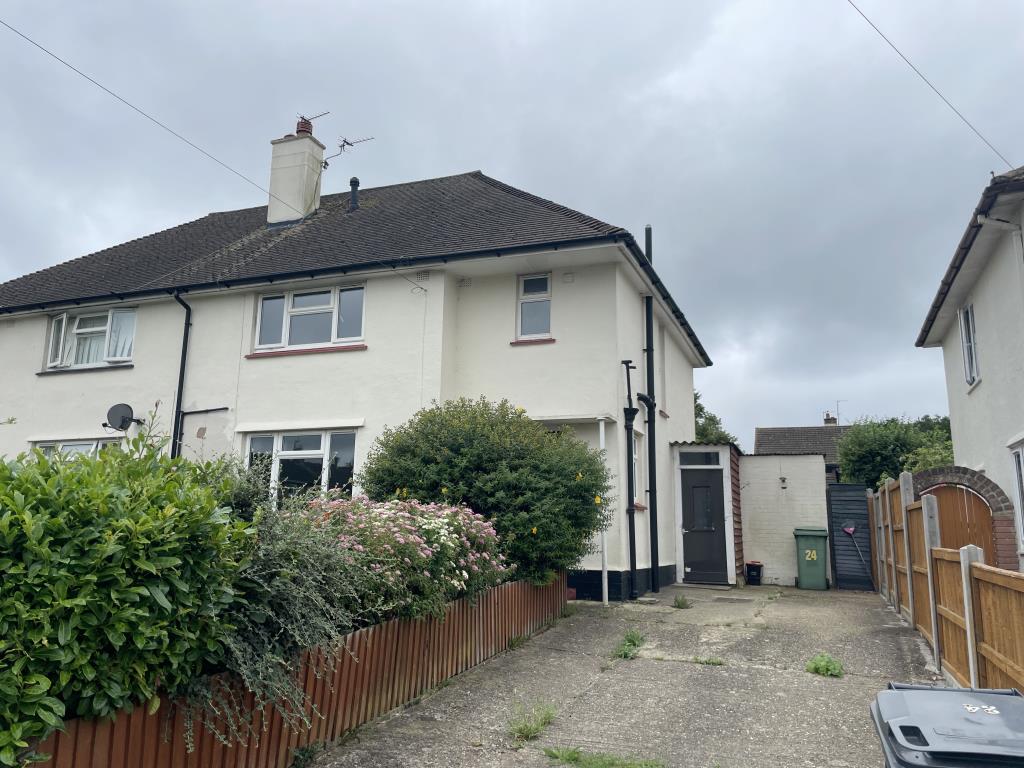 Lot: 170 - SEMI-DETACHED HOUSE IN NEED OF IMPROVEMENT - Front view of large semi in need of refurbishment